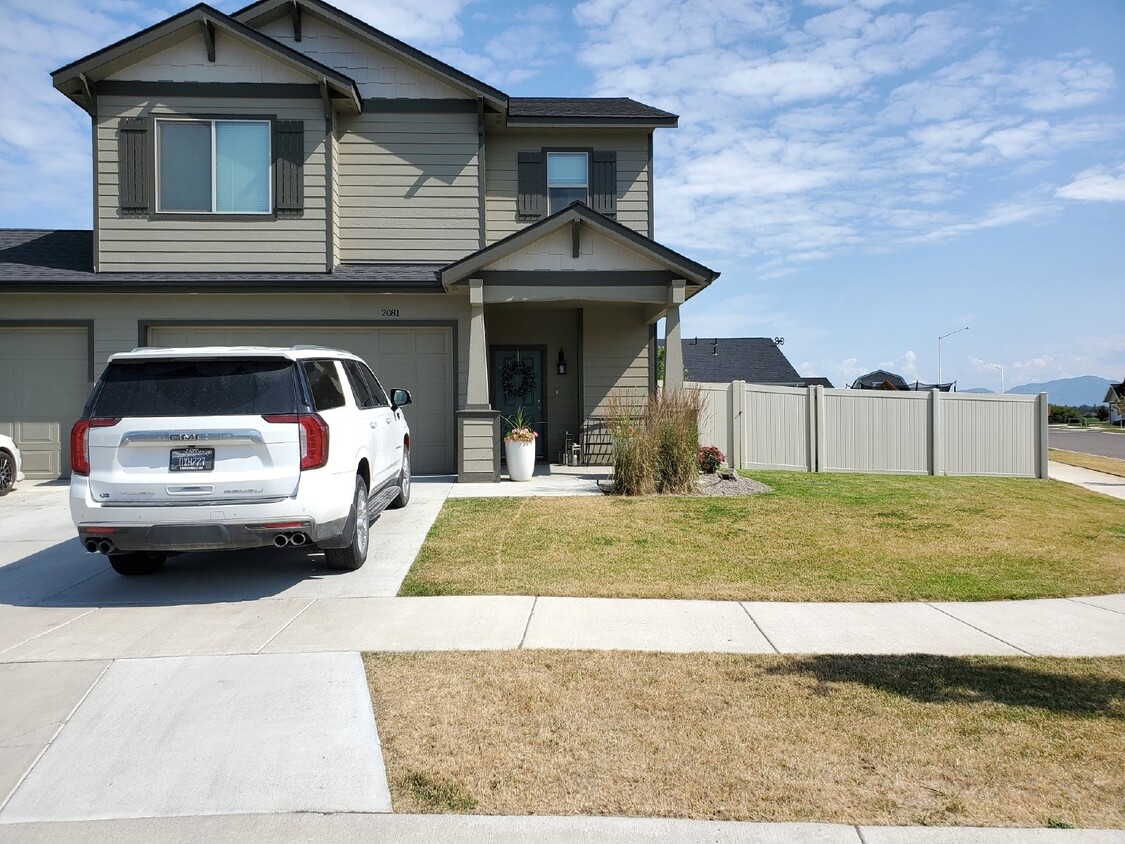 Primary Photo - Spacious Home w/ 3 Car Garage