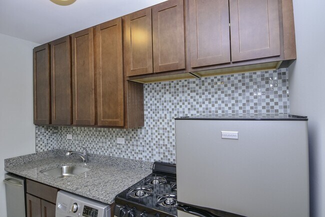 Building Photo - 555 W Arlington