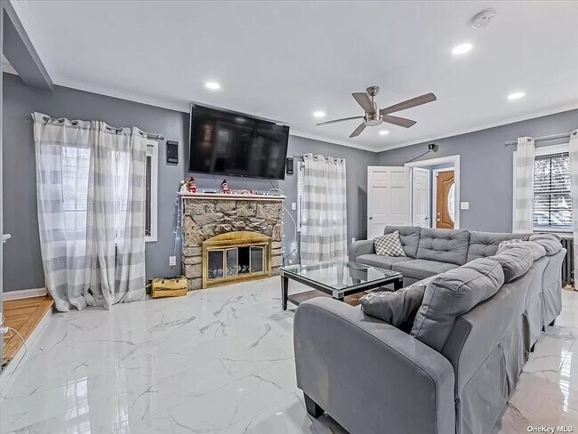 Living room - 1634 Wilson St