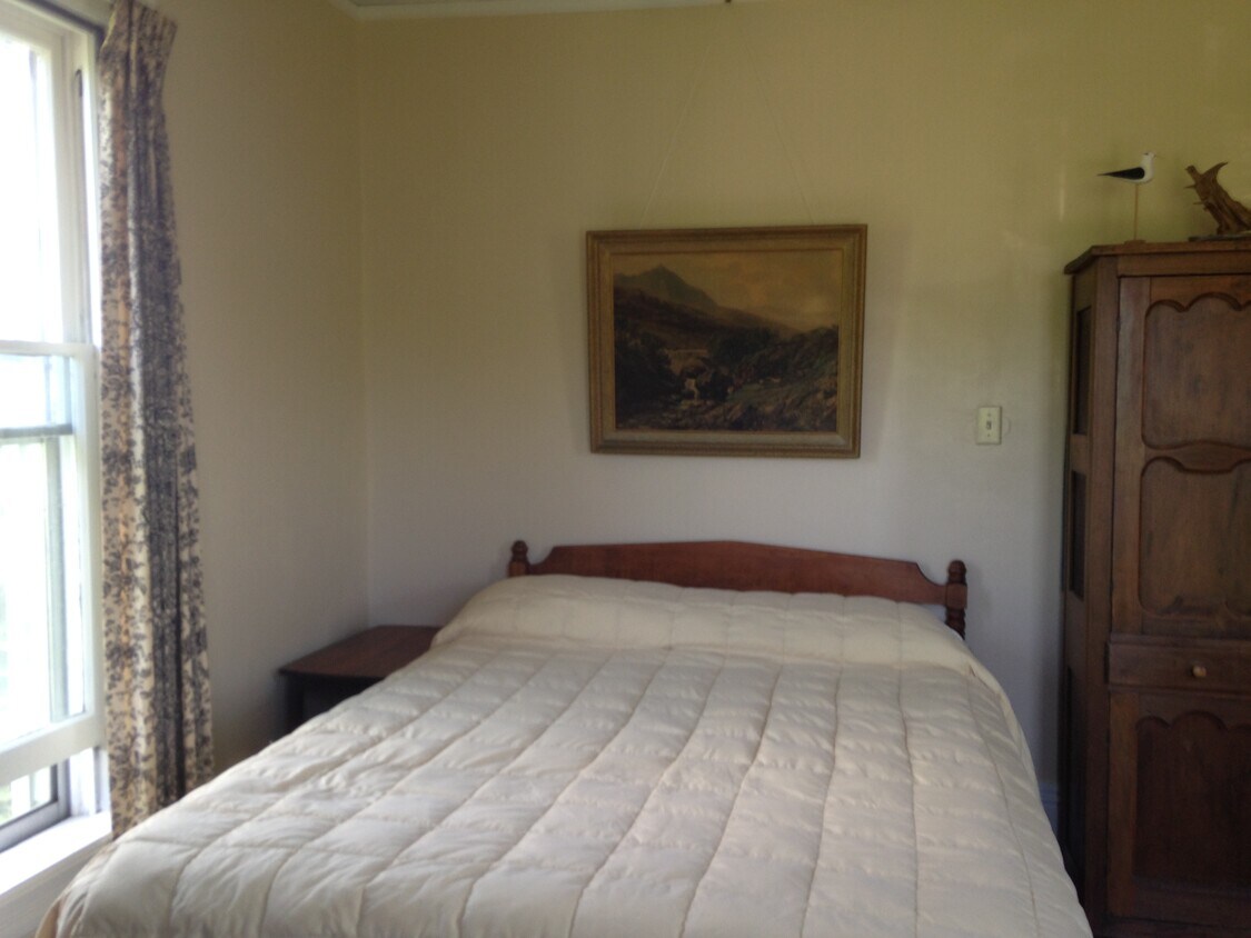Queen size bed - 109 S Johnson St