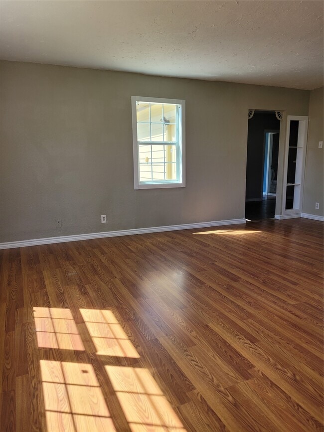 Building Photo - 500 Bluebonnet Dr