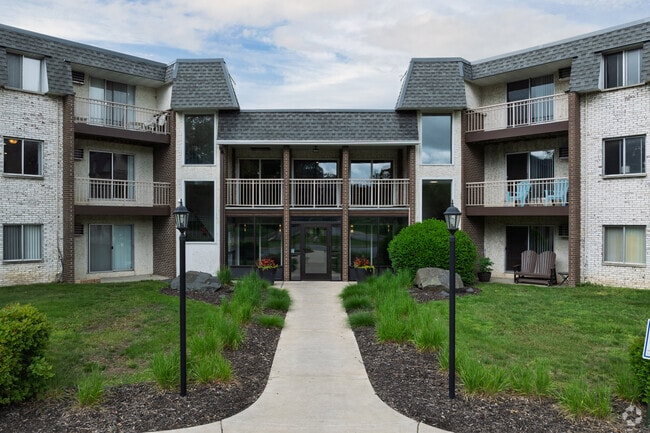 Building Photo - White Bear Royal