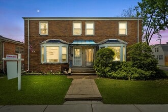 Building Photo - 3456 N Oak Park Ave