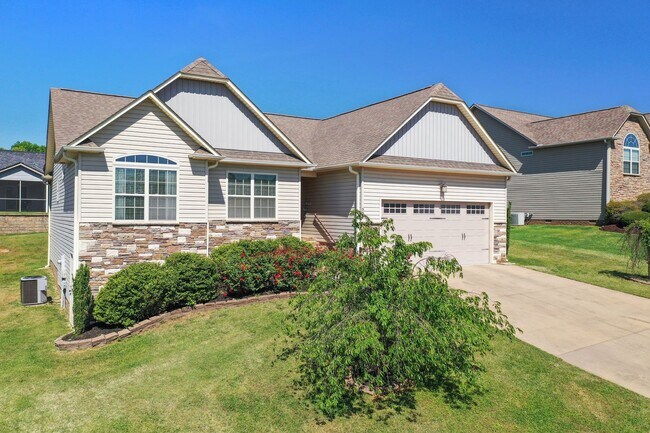 Building Photo - Lovely, Single Level, 3 Bedroom 2 Bath Home