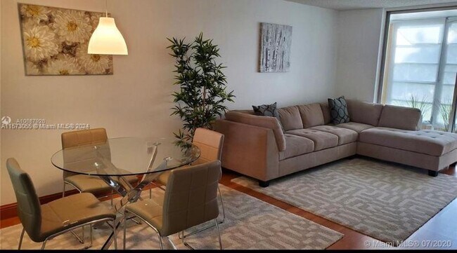 Foto del edificio - 8200 Sunrise Lakes Blvd