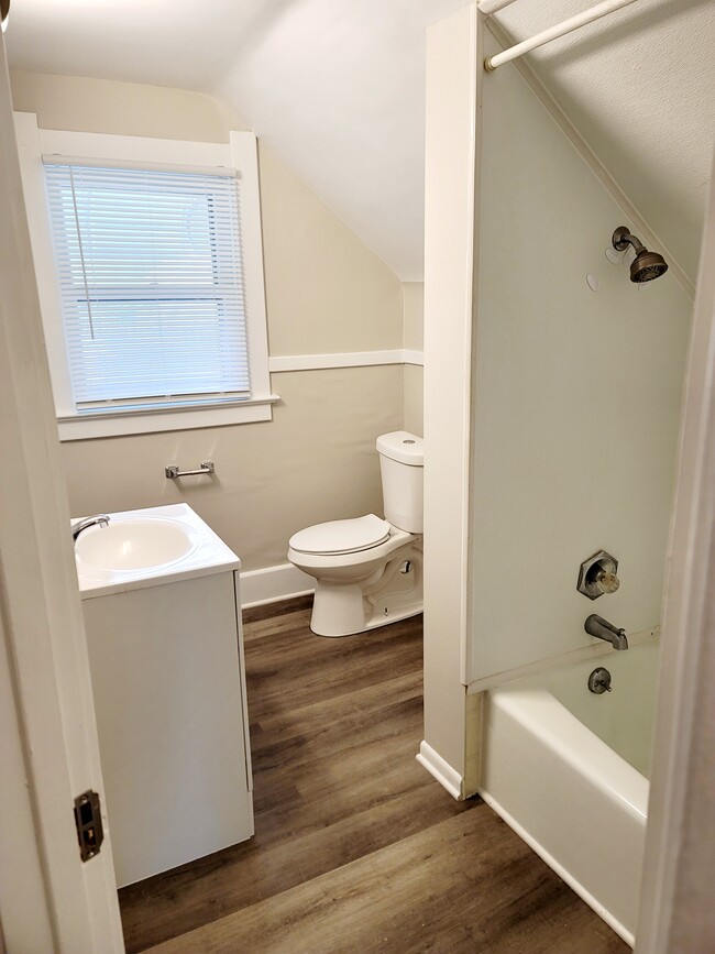 Bathroom - 3933 Homewood Ave