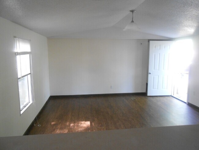 Foto del edificio - 24898 Lakewood Dr
