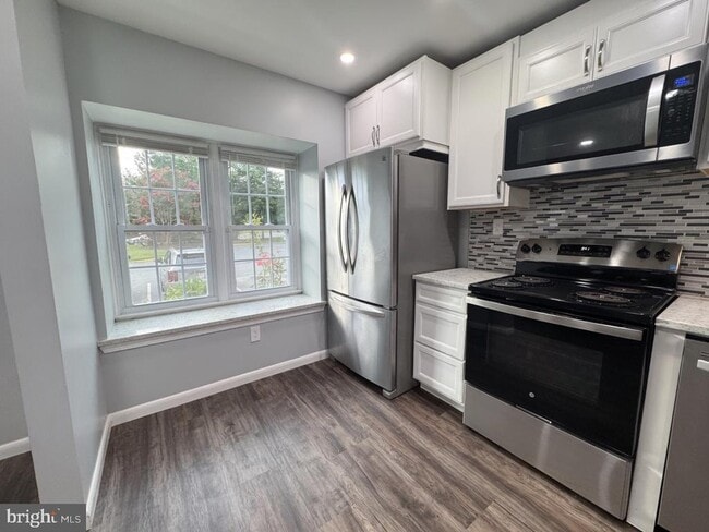 Building Photo - 5817 Burke Manor Ct