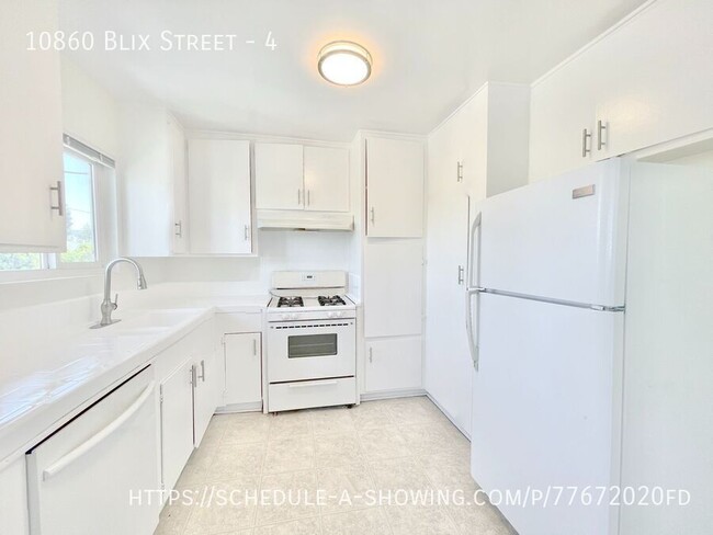 Building Photo - 10860 Blix St