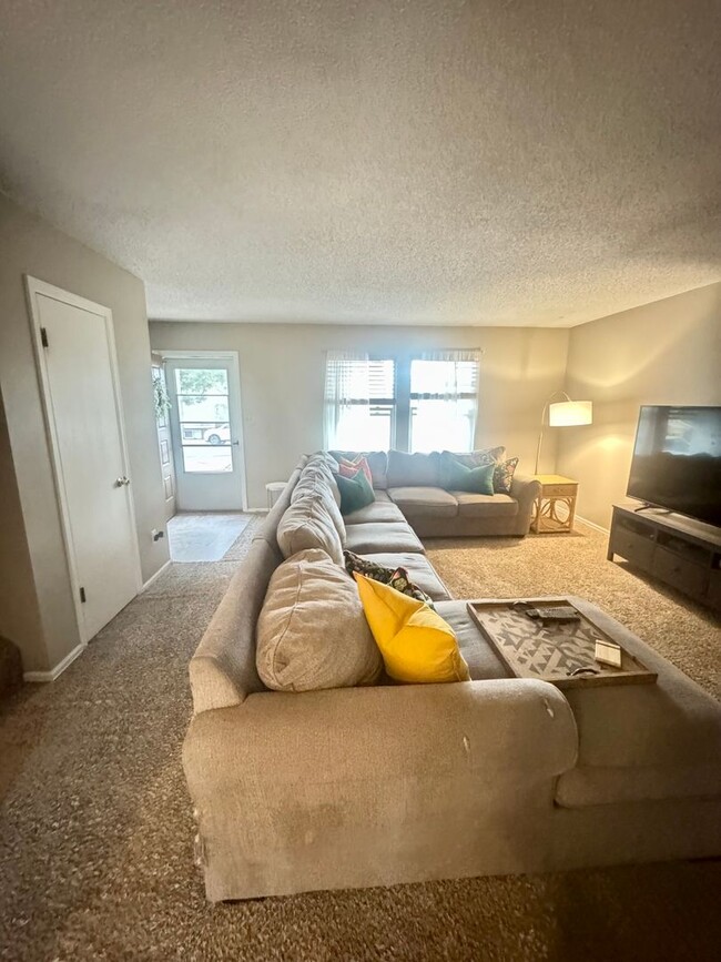 Foto del edificio - 3 bedroom/2 bath Centrally Located home in...