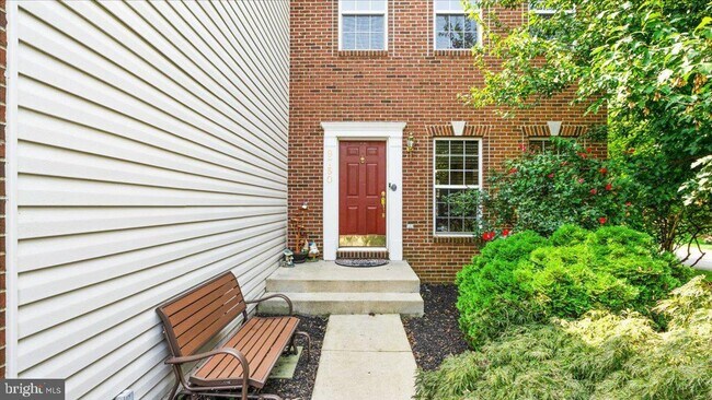 Building Photo - Near the VRE!!!