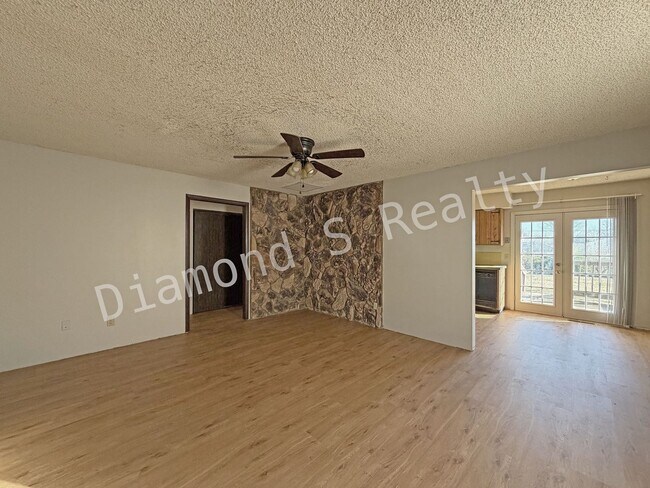 Foto del edificio - Spacious 2 Bedroom Duplex with Huge Parklike Backyard!