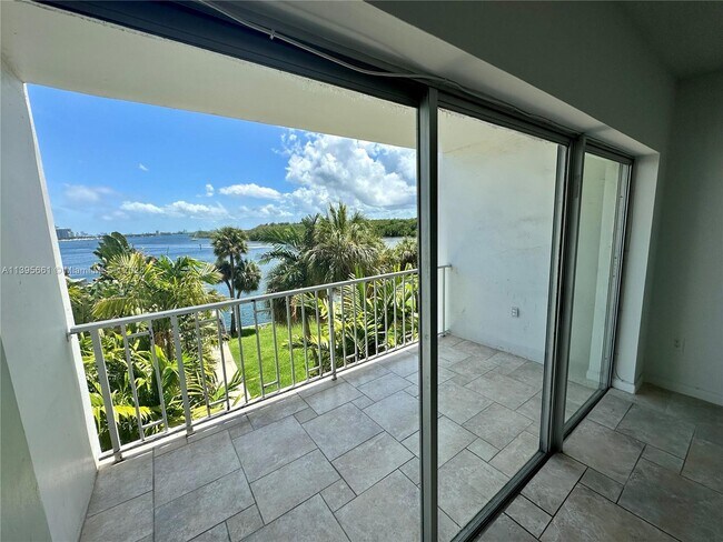 Foto del edificio - 500 Bayview Dr