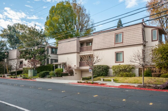 Foto del edificio - 1104 Whipple Ave