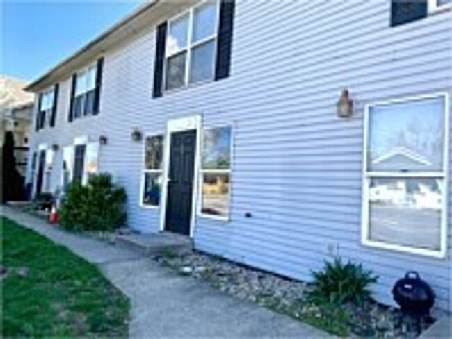 Building Photo - 1 Bedroom Avail AUG 2025;  $840 Monthly. W...