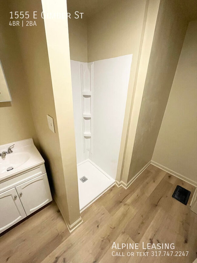 Building Photo - 4 Bedroom big kitchen with loads of cabine...