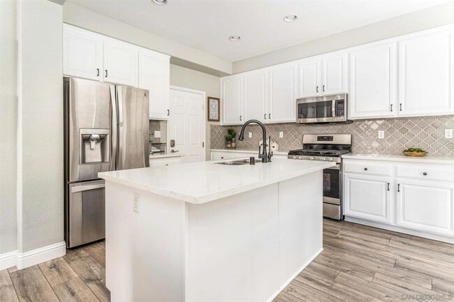 Building Photo - 550 Via Del Caballo