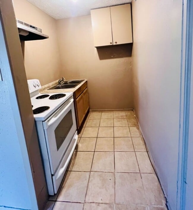 Foto del edificio - EFFICIENCY UNIT WITH TILE FLOORING THROUGHOUT