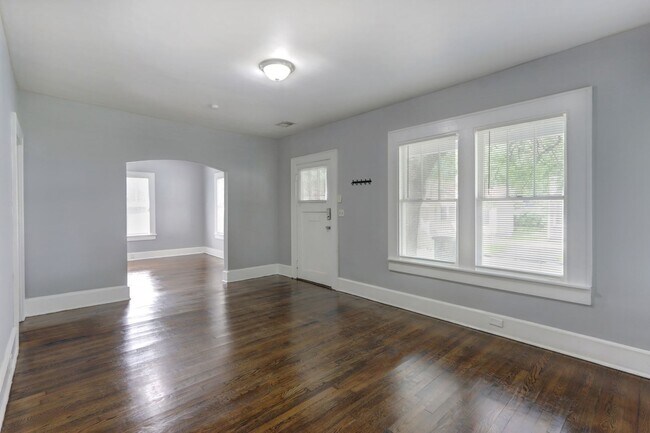 Building Photo - Large 3BR/2BA Downtown Home Walking Distan...