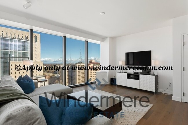 Foto del edificio - Upscale High-Rise Fully Furnished 1 bed/1 ...