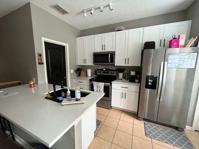 Building Photo - 484 Majestic Way