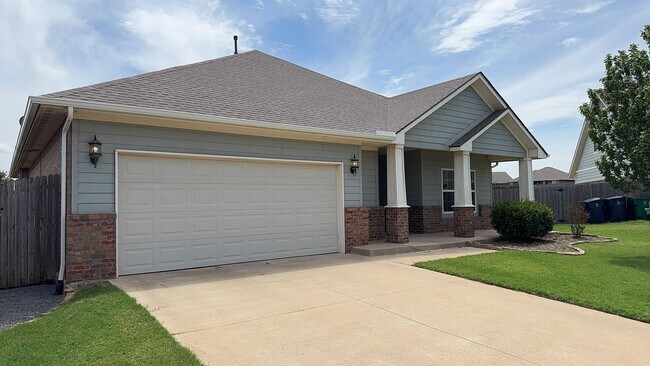 Foto del edificio - A Very Beautiful and Spacious 3 Bedroom 2 Bath Home in Yukon Public Schools