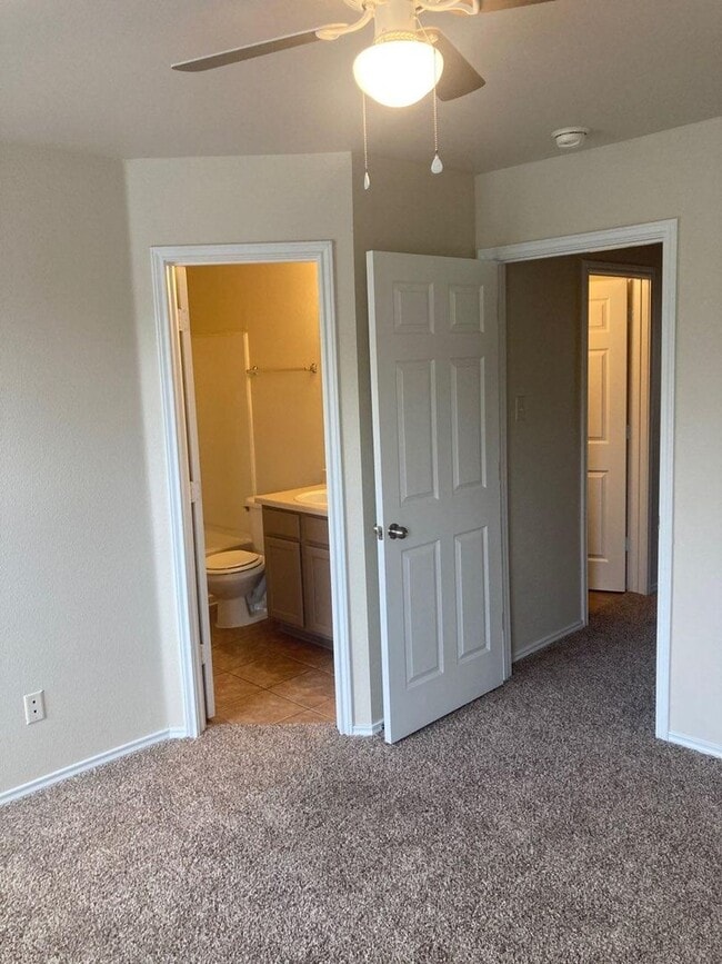 Building Photo - Spacious open concept duplex