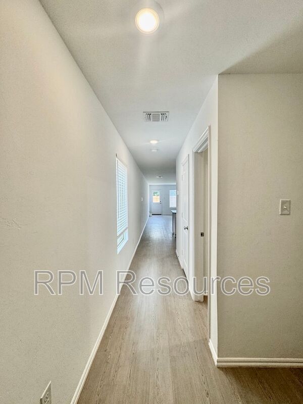 Building Photo - 14818 Razorbill Dr