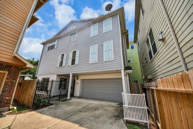 Building Photo - 908 W 26th St