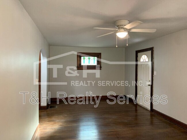 Building Photo - 1309 N Gladstone Ave