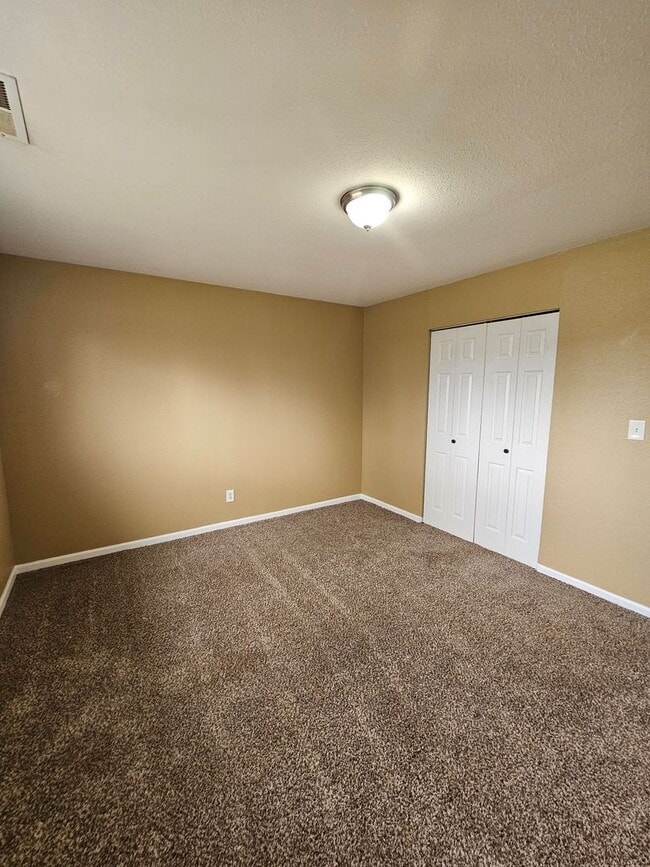 Foto del edificio - 900-902 Lindberg Ln