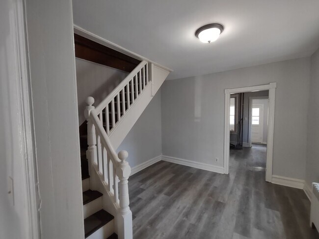 Building Photo - 2 Bedroom for Rent