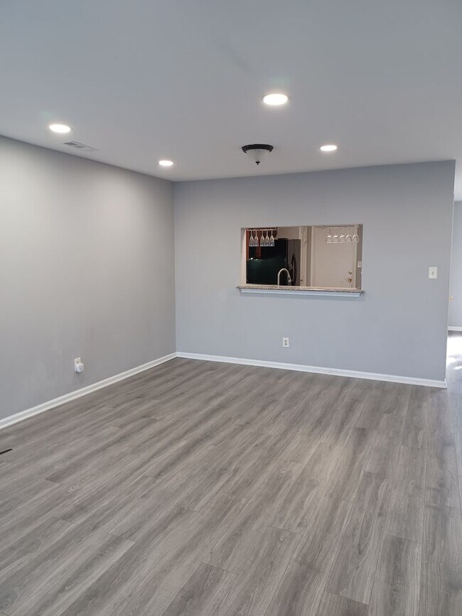 Foto del edificio - Spacious 3 BR townhouse in VA Beach with a garage