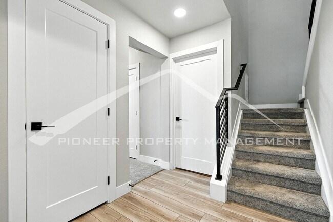 Building Photo - Stunning Townhome with Central AC and Wash...