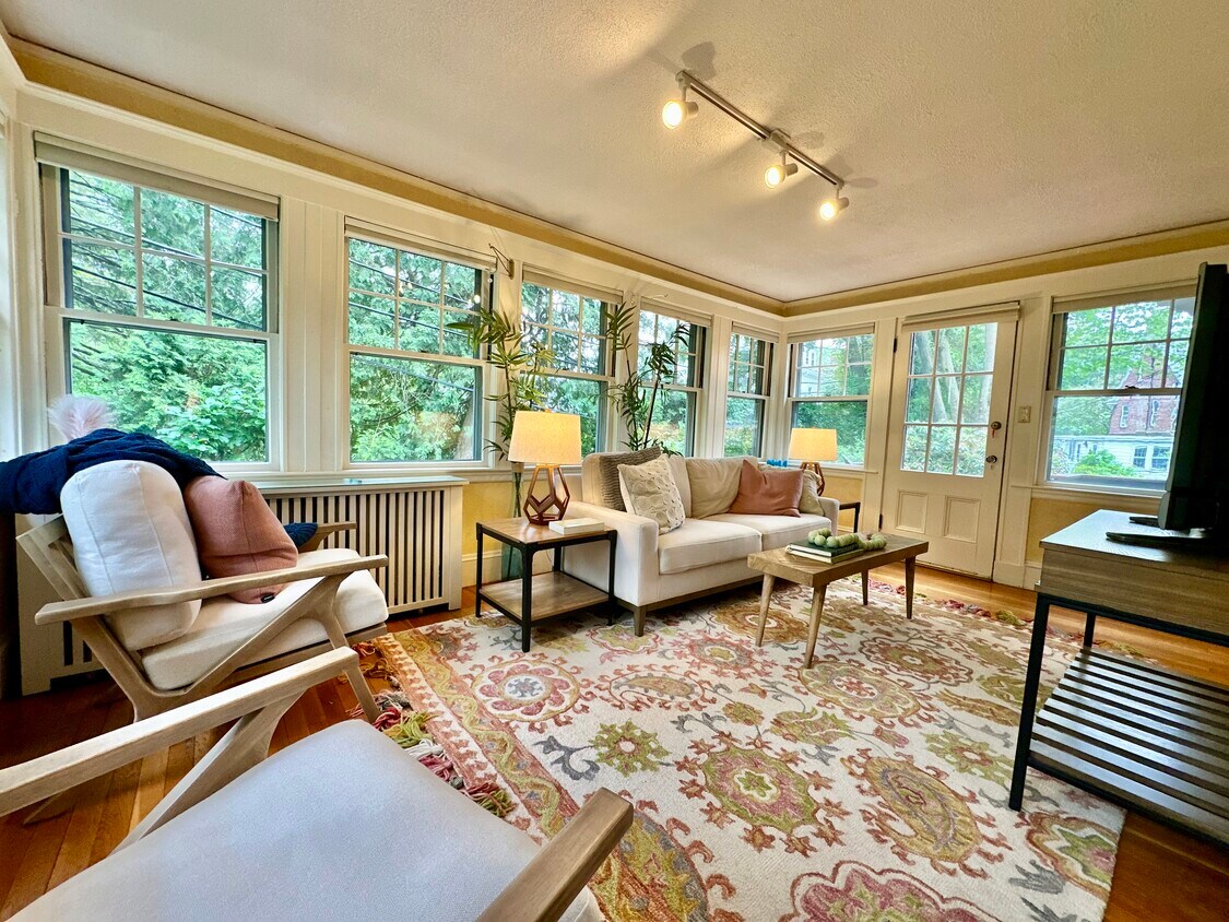 Primary Photo - 37 Pondview Ave