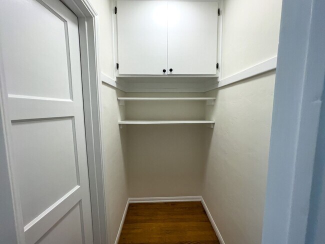 Foto del edificio - Remodeled Studio in the Heart of Los Feliz | Hardwood Floors | Walk-In Closet | & On-Site Laundry
