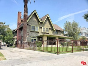 Building Photo - 2667 Menlo Ave