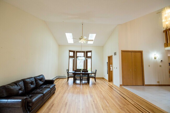 Foto del edificio - 18 Clifford Ave