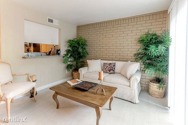 Foto del edificio - 8600 Woodway Dr
