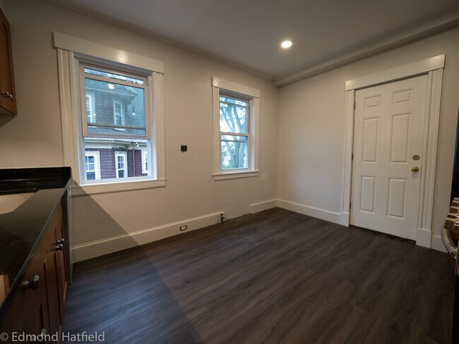 Foto del edificio - 117 Fresh Pond Parkway