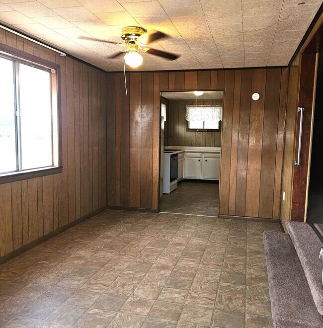 Building Photo - 2 bedrooms and a den!