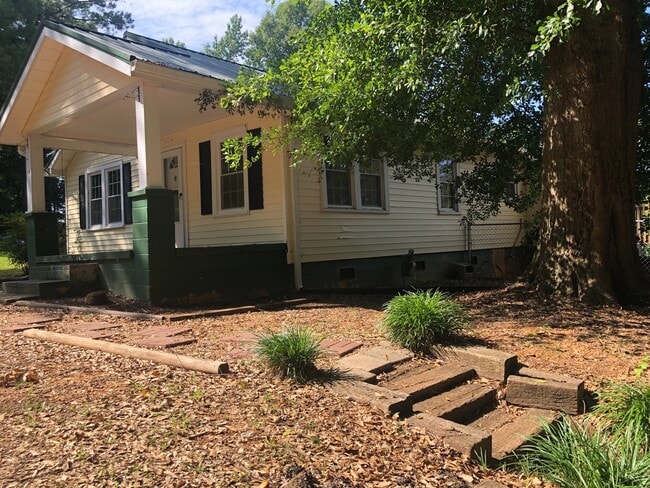 Building Photo - 3 Bedrooms, 2 Bathrooms - North Rome House