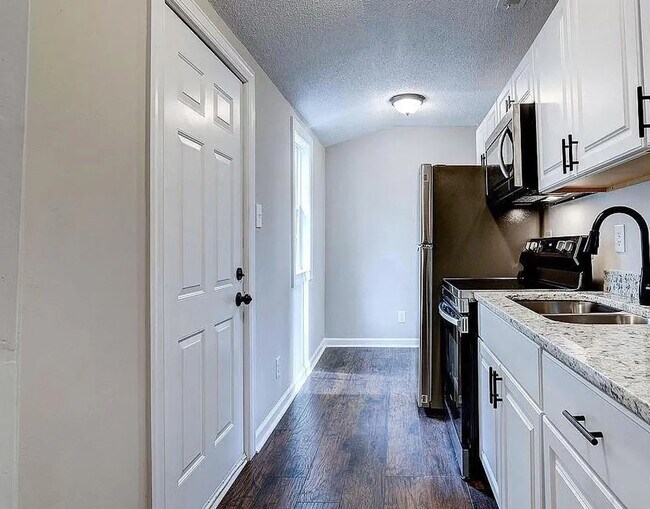 Foto del edificio - Room in House on Dupree St
