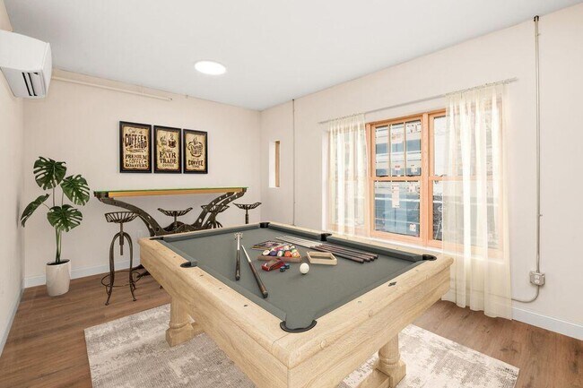 Foto del edificio - 2577 N Downer Ave