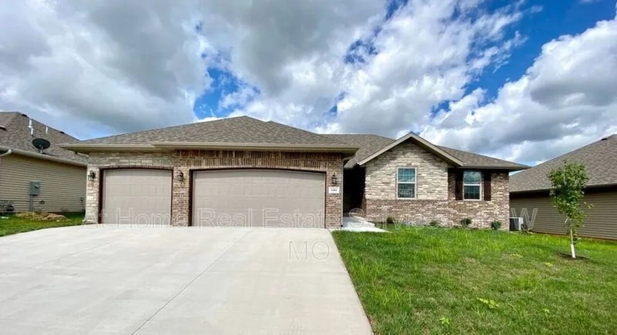 Foto principal - 4 Bed | 2 Bath | 3 Car Garage | Nixa High ...