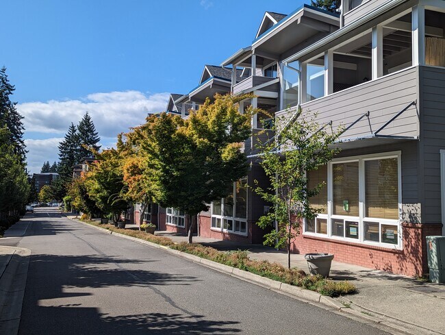 Just off Madison in Winslow - quiet Madrona Way NE - 284 Madrona Way NE