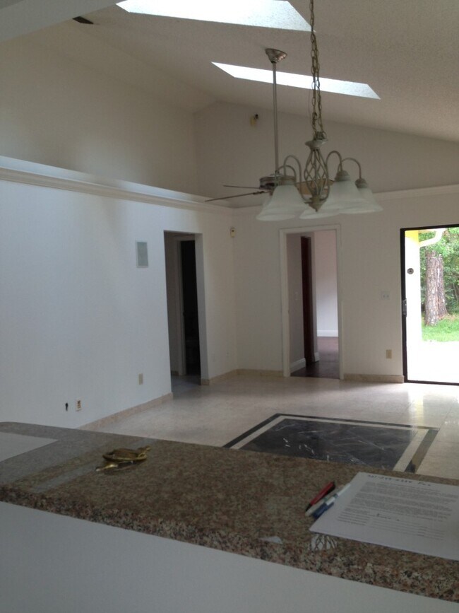 Foto del edificio - Beautifully Upgraded 3 BR Home in Hidden L...