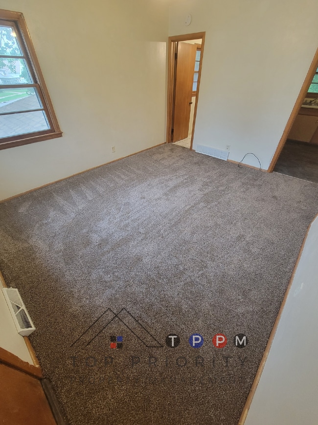 Building Photo - 1 Bedroom | 2 Bathroom Duplex in Waterloo ...