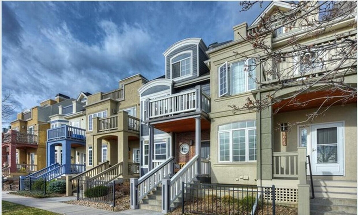 Primary Photo - Fantastic 'Built Green' townhome in Dakota...