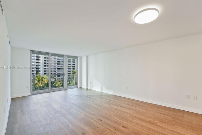 Building Photo - 1500 Bay Rd